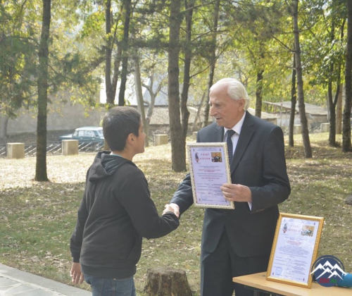 DARVAZ İCTİMAİ MƏKTƏBİNDƏ PROFESSOR MƏDƏD ÇOBANOVLA GÖRÜŞ KEÇİRİLİB