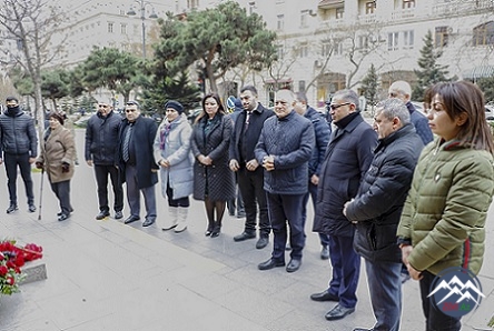 AzTU rəhbərliyi Türkiyə səfirliyinin qarşısında zəlzələ qurbanlarını anıb