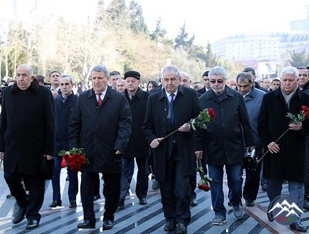 AMEA-nın kollektivi Xocalı soyqırımı abidəsini ziyarət edib