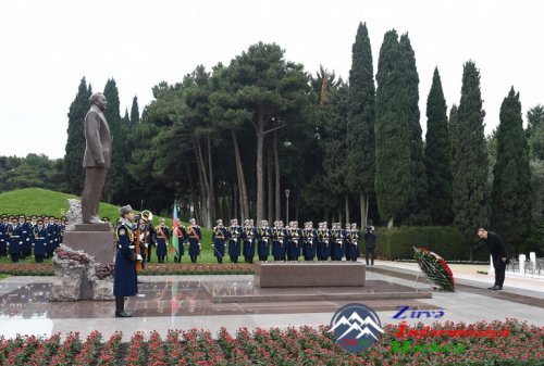 Azərbaycan Prezidenti İlham Əliyev ümummilli lider Heydər Əliyevin məzarını ziyarət edib