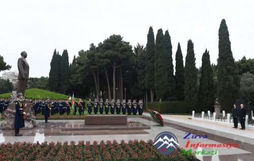 Azərbaycan Prezidenti İlham Əliyev ümummilli lider Heydər Əliyevin məzarını ziyarət edib