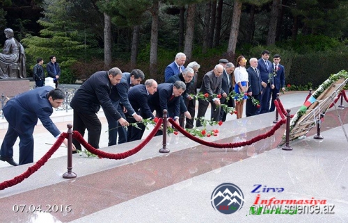 Böyük mütəfəkkir Cəlil Məmmədquluzadənin məzarı önündə anım tədbiri keçirildi