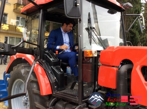 Azərbaycan prezidenti İlham Əliyev Gürcüstandakı soydaşlarımıza 8 traktor h ...