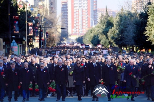 İlham Əliyev Xocalı soyqırımının 25-ci ildönümü ilə əlaqədar Bakıda keçirilən ümumxalq yürüşdə iştirak edib