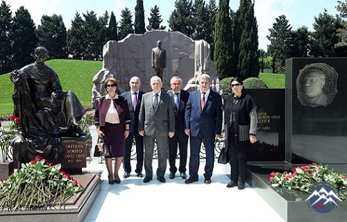 AMEA-nın kollektivi Ümummilli Lider Heydər Əliyevin məzarını ziyarət ediblər