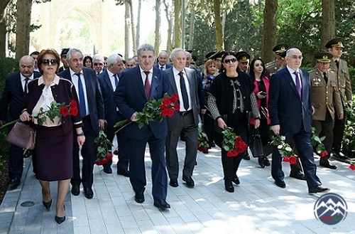 AMEA-nın kollektivi Ümummilli Lider Heydər Əliyevin məzarını ziyarət ediblə ...