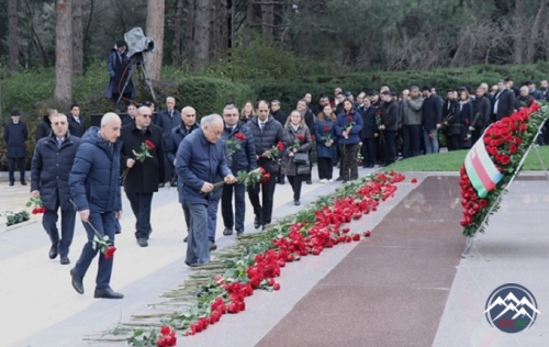 AzTU və TAU kollektivi Ümummilli Liderin məzarını ziyarət edib