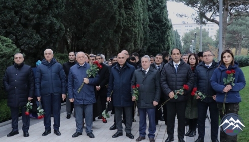 AzTU və TAU kollektivi Ümummilli Liderin məzarını ziyarət edib
