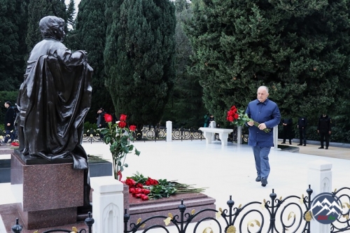 AzTU və TAU kollektivi Ümummilli Liderin məzarını ziyarət edib