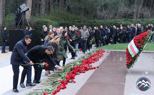 AzTU və TAU kollektivi Ümummilli Liderin məzarını ziyarət edib