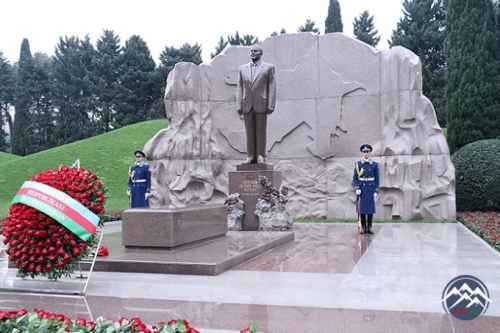 AzTU və TAU kollektivi Ümummilli Liderin məzarını ziyarət edib