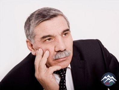 Xalq şairi Zəlimxan Yaqubu düşünərkən...