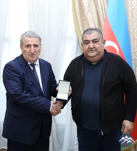 Professor Vüqar Əhməd Türkoloji Qurultayın 100 illik xatirə nişanı ilə təltif edildi
